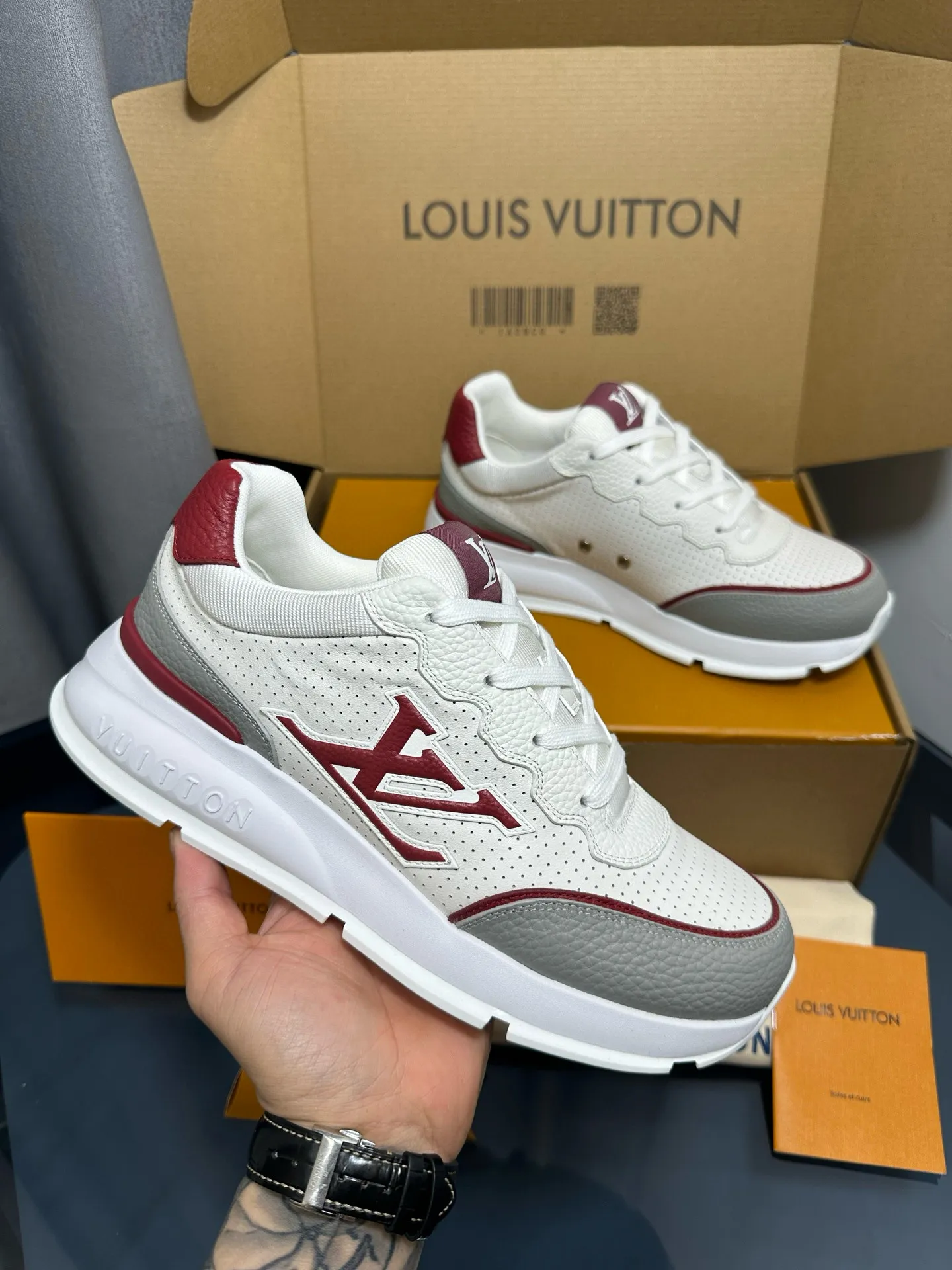 Factory price: 700💰🌈LV | Louis Vuitton 2025𝐬𝐬 🧡💚2025 spring and summer new style top version‼ ️The original version is the same. The counter focuses on the latest casual shoes and new hard goods🆕 ❥Purchasing agent level! Full of high-end feel! A popular model among bloggers at home and abroad, it’s retro and fashionable, and looks stunning on your feet! Wear a lot of happiness! The official website's main recommendation★ ━━━━━ ЅᏇєєt ━━━━━ ▪️Upper: Original custom-made imported calfskin fabric ▪️Inner: breathable gauze imported from Italy ▪️Outsole: rubber foam ➕t men's men's shoes 💰u high-end outsole ▪️Color: nine colors available ▪️Shoe size: 35-44, (45, 46 customized)